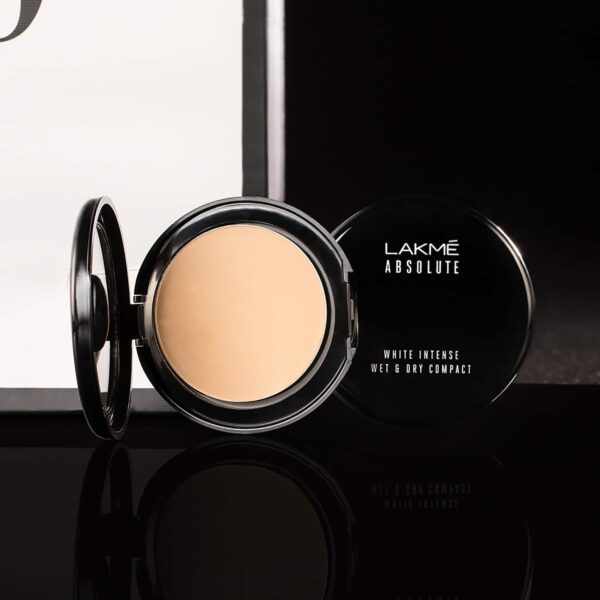 Lakme Xtraordin-airy Compact 2 In 1 Compact + Foundation Lightweight SPF17 - 05 Beige Honey (9 g) - Lakme