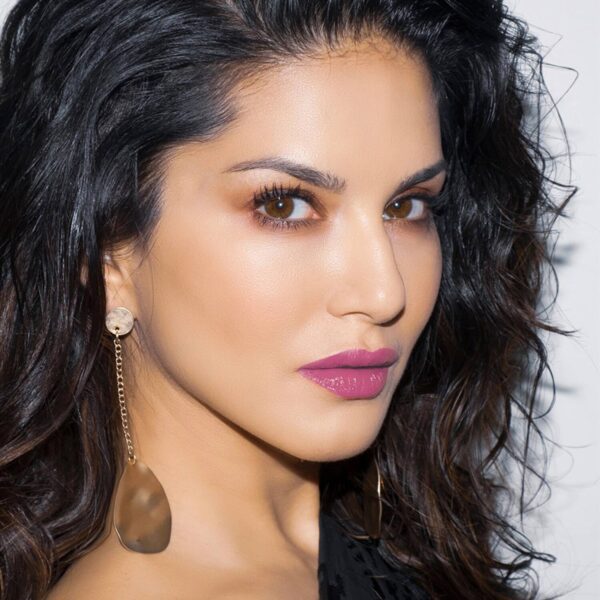 Star Struck by Sunny Leone Lip Kit - Kiss Me (2Pcs) - Star Struck by Sunny Leone
